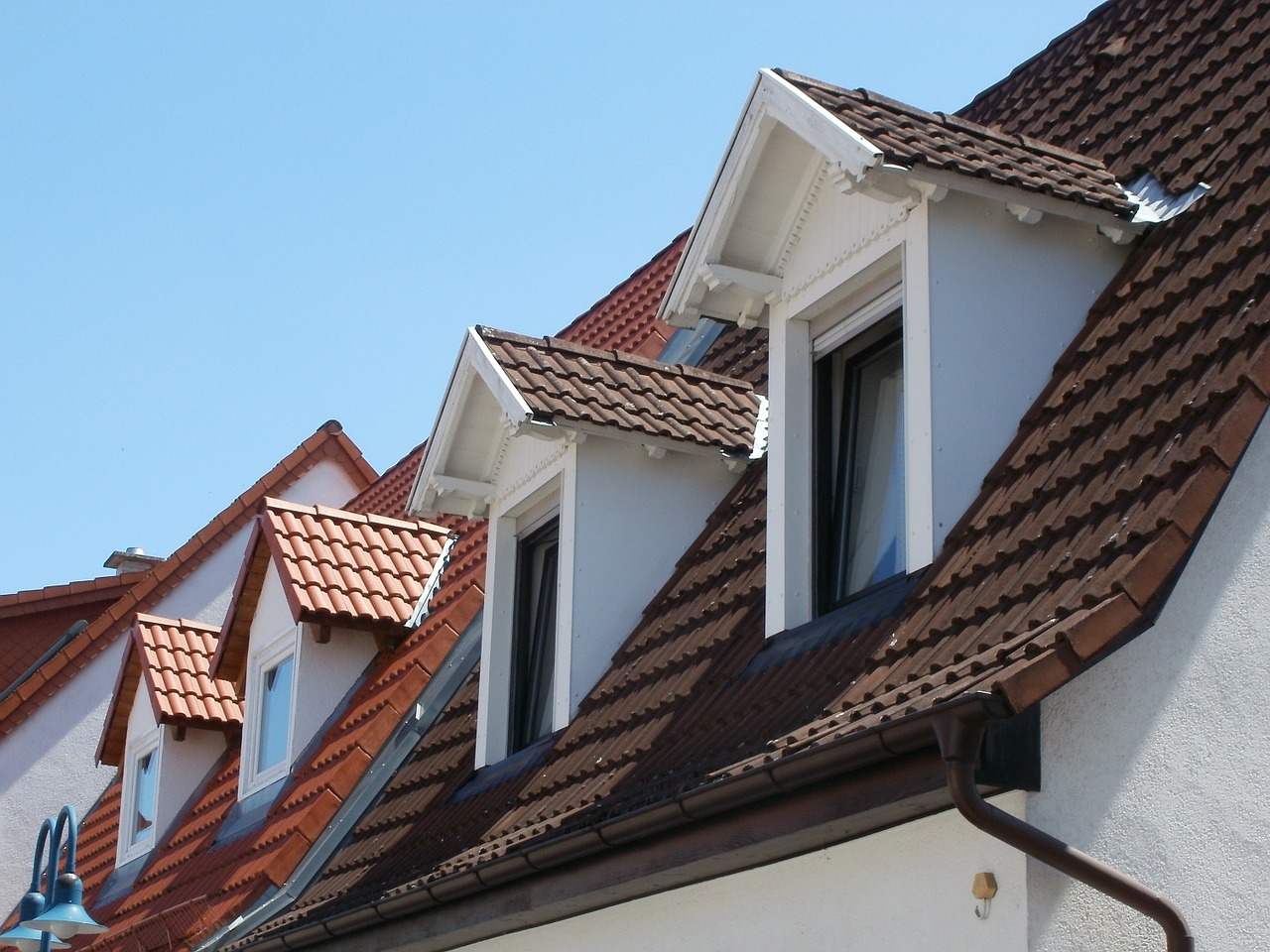 You are currently viewing 5 Reasons to Keep Your Roof Clean Year-Round