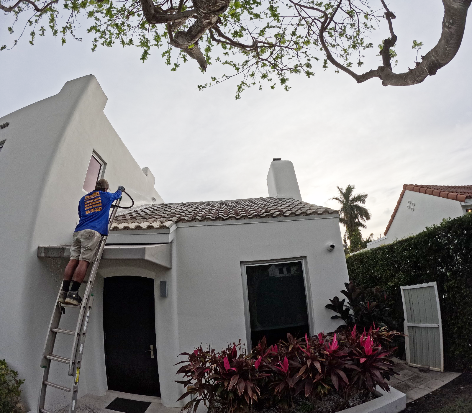 Read more about the article Miami Roof Revival: Elevating Your Home’s Charm through Advanced Cleaning Techniques